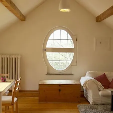 Im Dachgeschoss Einer Gruenderzeit Apartment *